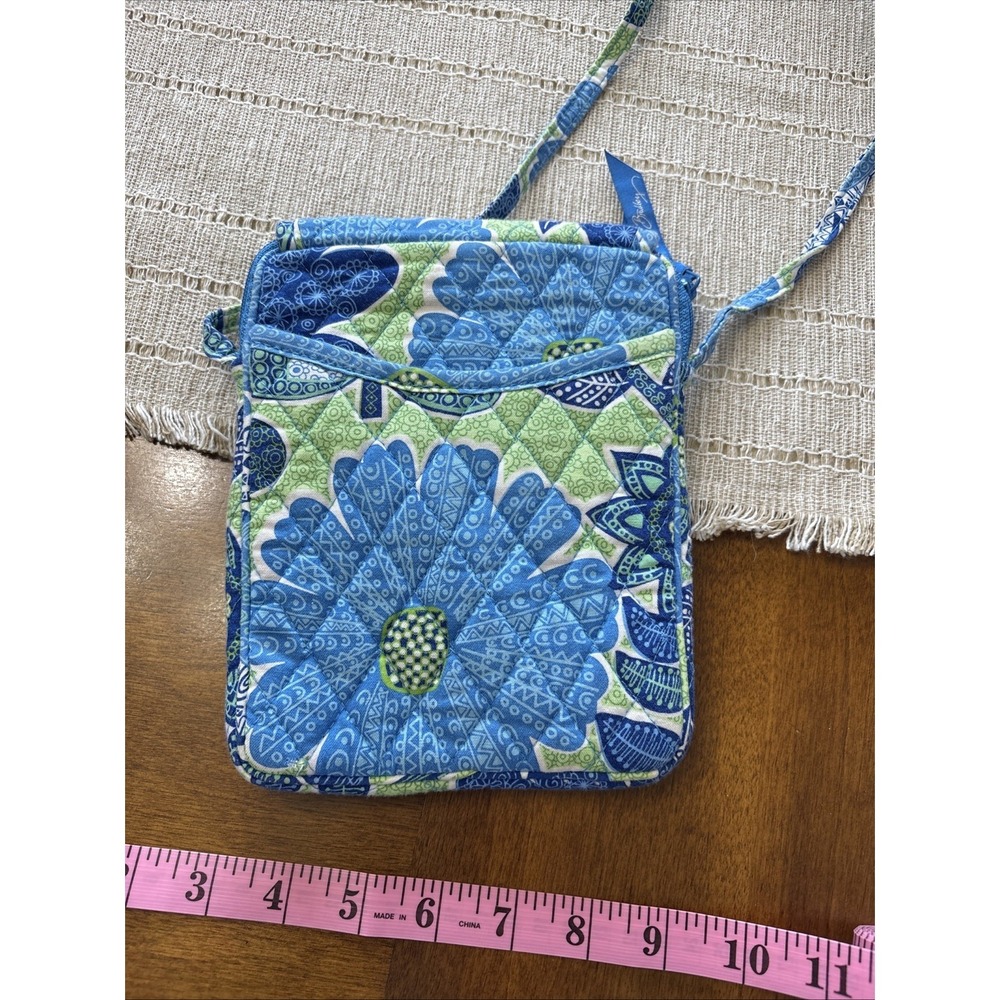 Vera Bradley Crossbody Bag. Doodle Daisy pattern. Great Condition! - Picture 3 of 9